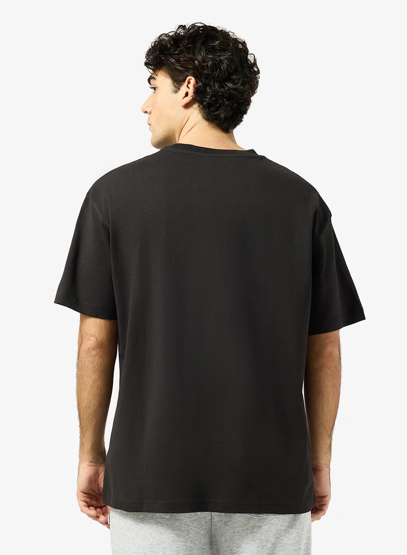 بوما تيشيرت قطة مريح بتصميم شعار أساسي مرتفع